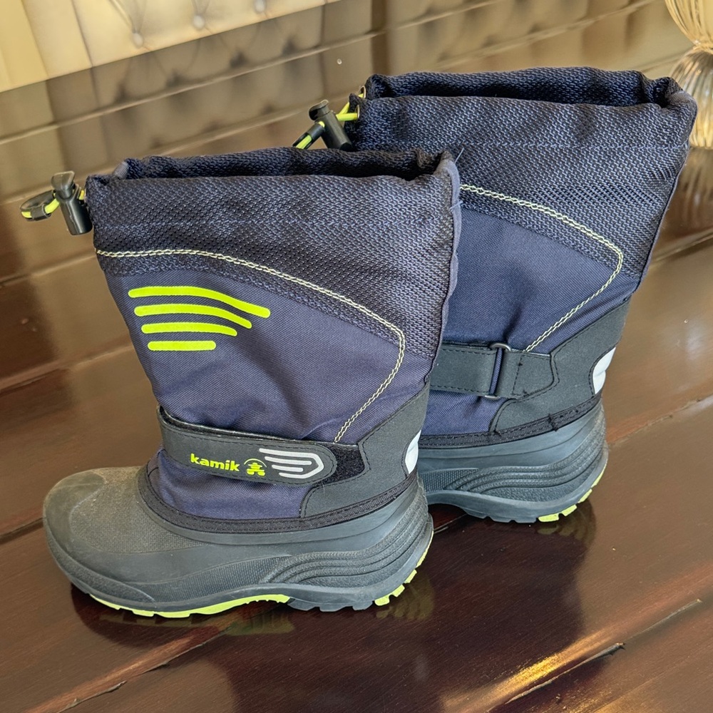 Kamik snow boots. Size 2. Color is navy.